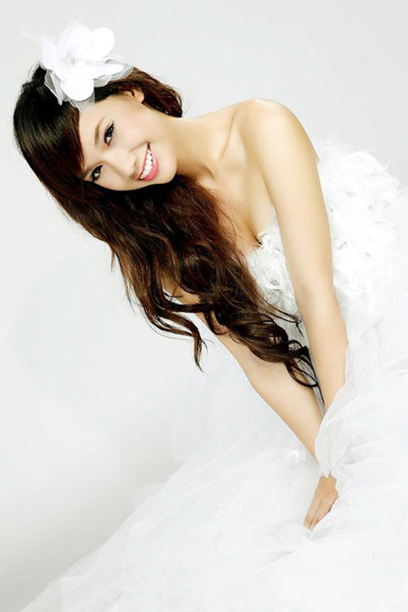 Quỳnh Chi mang vẻ đẹp dịu hiền, mong manh. Hot girl 9X gây ấn tượng sâu đậm trong lòng công chúng nhờ gương mặt khả ái, nụ cười tươi. Hóa thân vào hình tượng cô dâu 19 tuổi, Quỳnh Chi long lanh với tóc xoăn dài buông xõa, bông cài tóc điệu đà, váy cưới bồng xếp tầng độc đáo và nhất là cách trang điểm rất Korea.