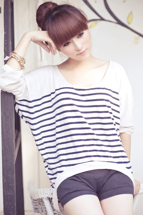 Trở về hình tượng búp bê buồn. Puby Triệu thể hiện sự tĩnh lặng ngọt ngào trong dáng ngồi trầm mặc của mình. Áo pull free size không chỉ trẻ trung mà còn phù hợp với mọi vóc dáng. Trong tủ đồ bạn gái nên "phòng thủ" sẵn một "ẻm" free size này. Trở về hình tượng búp bê buồn. Puby Triệu thể hiện sự tĩnh lặng ngọt ngào trong dáng ngồi trầm mặc của mình. Áo pull free size không chỉ trẻ trung mà còn phù hợp với mọi vóc dáng. Trong tủ đồ bạn gái nên "phòng thủ" sẵn một "ẻm" free size này.