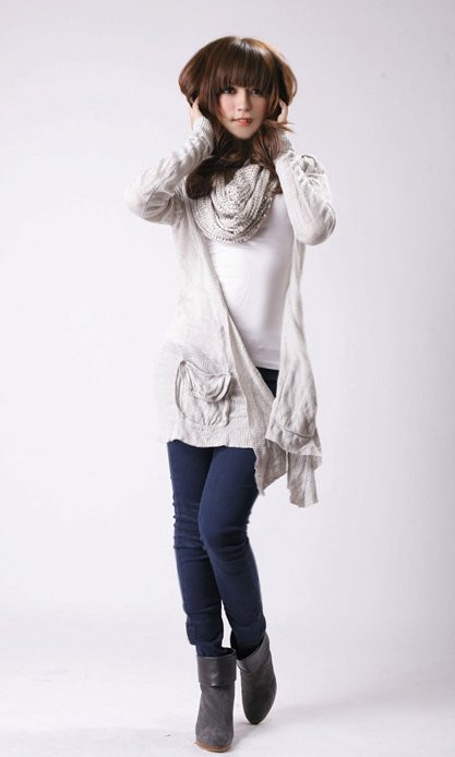 Xì po Hàn Quốc chính hiệu. Sự kết hợp giữa các tông màu lạnh, cùng với chiếc áo "không định hướng" khiến cô nàng thời trang, dễ thương như một teen girl Korea. Xì po Hàn Quốc chính hiệu. Sự kết hợp giữa các tông màu lạnh, cùng với chiếc áo "không định hướng" khiến cô nàng thời trang, dễ thương như một teen girl Korea.