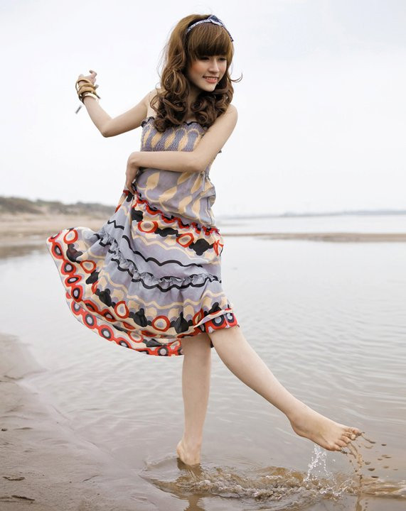 Vô tư nỗ giỡn với sóng nước mênh mang. Cô nàng bộc lộ nét hồn nhiên đáng yêu. Váy có một chút gam xám cùng tông mới màu nước, tạo ra sự kết nối thú vị giữa người và cảnh. Vô tư nỗ giỡn với sóng nước mênh mang. Cô nàng bộc lộ nét hồn nhiên đáng yêu. Váy có một chút gam xám cùng tông mới màu nước, tạo ra sự kết nối thú vị giữa người và cảnh.