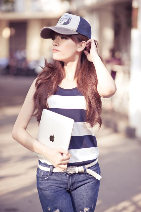 Và đây, một Puby Triệu hoàn toàn khác: style tomboy trẻ trung, năng động, cực kỳ cá tính. Tông xanh biển sọc trắng càng làm tăng nét khỏe khoắn, mạnh mẽ cho cô nàng. Nếu đang có ý định đi dã ngoại, leo núi cùng bạn bè hè này, đây là style bạn có thể học lỏm. Và đây, một Puby Triệu hoàn toàn khác: style tomboy trẻ trung, năng động, cực kỳ cá tính. Tông xanh biển sọc trắng càng làm tăng nét khỏe khoắn, mạnh mẽ cho cô nàng. Nếu đang có ý định đi dã ngoại, leo núi cùng bạn bè hè này, đây là style bạn có thể học lỏm.