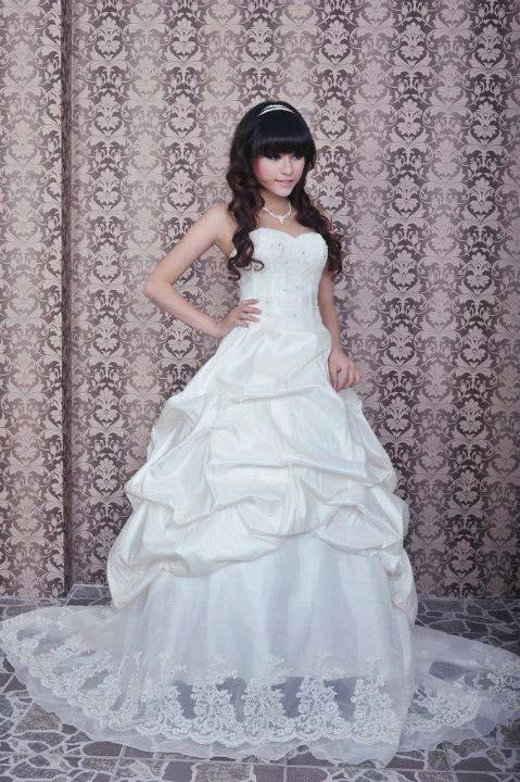 Diện váy cưới thiết kế xinh long lanh. Đây là thiết kế phù hợp với bạn nữ có vóc dáng mảnh mai, nhỏ nhắn. Điểm nhấn của váy nằm ở phần chân xòe rộng, được may bằng gen hoa xinh xắn, thanh lịch. Với bộ sưu tập thời trang đa phong cách như vậy, Puby Triệu xứng đáng là một stylist cho giới trẻ??? Diện váy cưới thiết kế xinh long lanh. Đây là thiết kế phù hợp với bạn nữ có vóc dáng mảnh mai, nhỏ nhắn. Điểm nhấn của váy nằm ở phần chân xòe rộng, được may bằng gen hoa xinh xắn, thanh lịch. Với bộ sưu tập thời trang đa phong cách như vậy, Puby Triệu xứng đáng là một stylist cho giới trẻ???