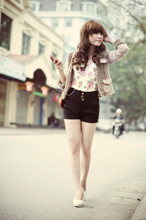 Một chút gợi nhớ về thời trang Paris: thanh lịch nhưng hiện đại, tiện dụng cho người mặc. Điểm nhấn của bộ trang phục nằm ở chiếc áo khoác điệu đà, tông màu be sang trọng. Nếu thay bằng chiếc áo khác, có lẽ không tạo được ấn tượng mạnh như vậy. Một chút gợi nhớ về thời trang Paris: thanh lịch nhưng hiện đại, tiện dụng cho người mặc. Điểm nhấn của bộ trang phục nằm ở chiếc áo khoác điệu đà, tông màu be sang trọng. Nếu thay bằng chiếc áo khác, có lẽ không tạo được ấn tượng mạnh như vậy.