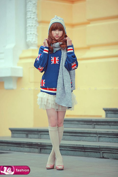 Lạnh lùng, cá tính với áo len xanh, chân váy voan xếp tầng bồng bềnh. Đây là style được nhiều teen girl yêu thích những ngày cuối Đông. Lạnh lùng, cá tính với áo len xanh, chân váy voan xếp tầng bồng bềnh. Đây là style được nhiều teen girl yêu thích những ngày cuối Đông.