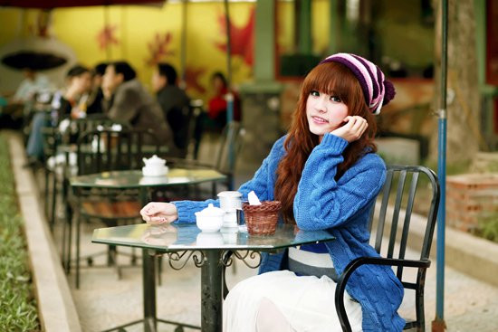 Cũng diện tông xanh, nhưng nhờ có khung ảnh thân thiện và ấm áp, sự lạnh lùng được áp chế, thay vào đó là nụ cười xinh dịu hiền. Lần này, mũ len được lựa chọn là "phụ kiện cưng" của cô nàng. Cũng diện tông xanh, nhưng nhờ có khung ảnh thân thiện và ấm áp, sự lạnh lùng được áp chế, thay vào đó là nụ cười xinh dịu hiền. Lần này, mũ len được lựa chọn là "phụ kiện cưng" của cô nàng.