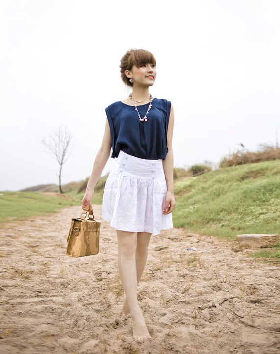 "Đôi chân trần trên cát", hình ảnh mộc mạc, bình dị mà đậm chất thơ. Puby diện style nhẹ nhàng: áo cánh dơi kết hợp chân váy trắng. Trông cô giống như nàng thôn nữ thời hiện đại đang dạo bước chiều hôm. "Đôi chân trần trên cát", hình ảnh mộc mạc, bình dị mà đậm chất thơ. Puby diện style nhẹ nhàng: áo cánh dơi kết hợp chân váy trắng. Trông cô giống như nàng thôn nữ thời hiện đại đang dạo bước chiều hôm.