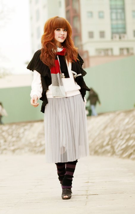 Rất giông một cô gái Nhật. Nói đúng hơn, đây là style dễ bắt gặp trên các tạp chí thời trang dành cho teen girl tại đất nước Mặt trời mọc. Nào áo, nào váy, nào tất, thêm cả màu tóc vàng rực tạo thành một ma nơ canh thời trang mà phụ nữ 7X, đầu 8X "không thể hiểu nổi". Tuy nhiên, với bạn gái trẻ, nó lại gây ấn tượng đặc biệt. Rất giông một cô gái Nhật. Nói đúng hơn, đây là style dễ bắt gặp trên các tạp chí thời trang dành cho teen girl tại đất nước Mặt trời mọc. Nào áo, nào váy, nào tất, thêm cả màu tóc vàng rực tạo thành một ma nơ canh thời trang mà phụ nữ 7X, đầu 8X "không thể hiểu nổi". Tuy nhiên, với bạn gái trẻ, nó lại gây ấn tượng đặc biệt.