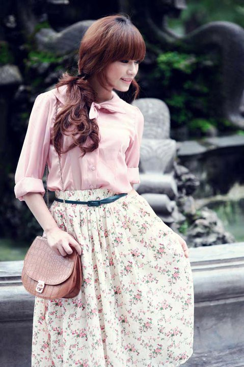 Sắc màu tím hồng mơ màng dịu ngọt, tạo cảm giác về thiếu nữ khuê các, e lệ trước ánh nhìn của ống kính. Style tuyệt đẹp để diện đi chơi, hay cho buổi hẹn hò cuối tuần với chàng. Sắc màu tím hồng mơ màng dịu ngọt, tạo cảm giác về thiếu nữ khuê các, e lệ trước ánh nhìn của ống kính. Style tuyệt đẹp để diện đi chơi, hay cho buổi hẹn hò cuối tuần với chàng.