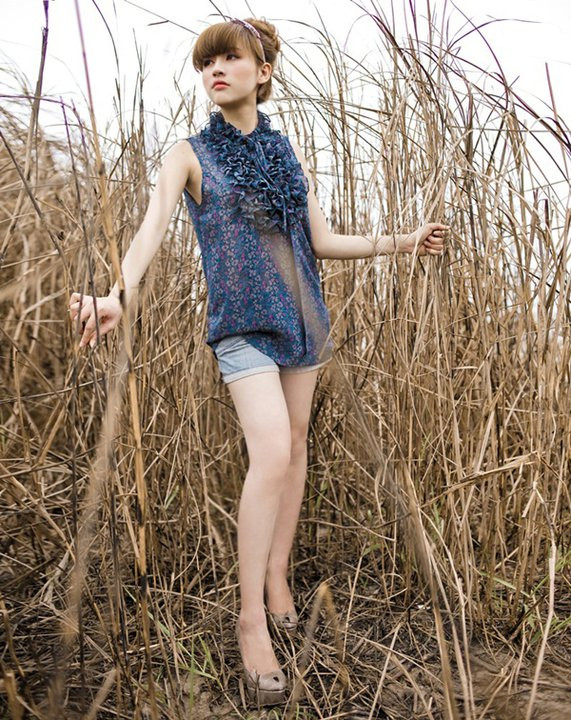 Tạo dáng giữa cánh đồng cỏ khô, lấy nền là màu nâu sậm, Puby đã rất tinh tế khi lựa style áo sơ mi kết hợp sooc bò. Đây là trang phục gọn nhẹ, dễ dàng vận động - di chuyển trong điều kiện địa hình cây cối rậm rạp. Màu xanh nước biển của áo khi gối lên cảnh cũng tạo sự nổi bật, mà không hề lòe loẹt. Tạo dáng giữa cánh đồng cỏ khô, lấy nền là màu nâu sậm, Puby đã rất tinh tế khi lựa style áo sơ mi kết hợp sooc bò. Đây là trang phục gọn nhẹ, dễ dàng vận động - di chuyển trong điều kiện địa hình cây cối rậm rạp. Màu xanh nước biển của áo khi gối lên cảnh cũng tạo sự nổi bật, mà không hề lòe loẹt.