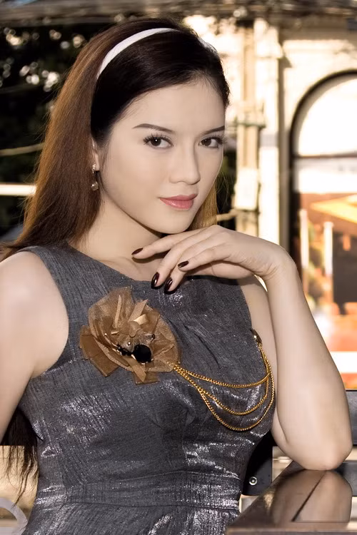 Diện váy quá điệu đà. Lý Nhã Kỳ xây dựng hình tượng người phụ nữ đằm thắm, ngọt ngào. Vì vậy, cách trang điểm cũng đổi sang style ngọt ngào hơn. Lý Nhã Kỳ sử dụng son môi hồng mận nồng nàn, màu mắt cà phê nhạt cuốn hút. Nếu bạn sắp đi dự tiệc cùng chàng, hoàn toàn có thể áp dụng kiểu trang điểm này. (Ảnh: vietbao)