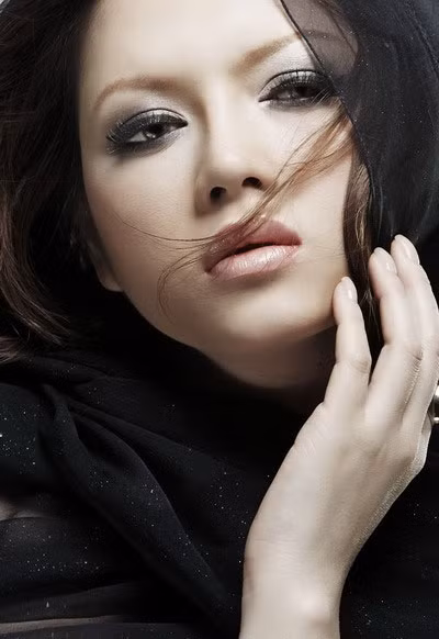 Shoot hình ghi nhận khoảnh khắc quyến rũ, vô cùng ấn tượng của người đẹp. Đây cũng là shoot hình lột tả được thần thái của một diễn viên. Màu môi tím phai, màu mắt bạc, phối hợp tạo thành kiểu make up độc đáo. Đây là style bạn gái có thể học lỏm mỗi lần tham gia giao lưu văn nghệ. (Ảnh: eva)