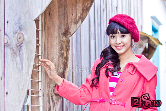 Tuy nhiên, nếu ngắm nhìn bộ hình này, có lẽ họ sẽ phải rút lại lời phát ngôn của mình. Diện nguyên style hồng nữ tính: mũ hồng, son hồng, áo váy hồng... thêm mái tóc xoăn mềm mại, Bảo Trân như một công chúa thời hiện đại. Tuy nhiên, nếu ngắm nhìn bộ hình này, có lẽ họ sẽ phải rút lại lời phát ngôn của mình. Diện nguyên style hồng nữ tính: mũ hồng, son hồng, áo váy hồng... thêm mái tóc xoăn mềm mại, Bảo Trân như một công chúa thời hiện đại.