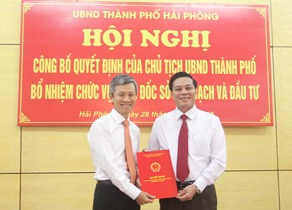 Ông Nguyễn Văn Tùng, Chủ tịch Ủy ban nhân dân thành phố Hải Phòng trao quyết định bổ nhiệm Giám đốc sở Kế hoạch đầu tư. Ông Nguyễn Văn Tùng, Chủ tịch Ủy ban nhân dân thành phố Hải Phòng trao quyết định bổ nhiệm Giám đốc sở Kế hoạch đầu tư.