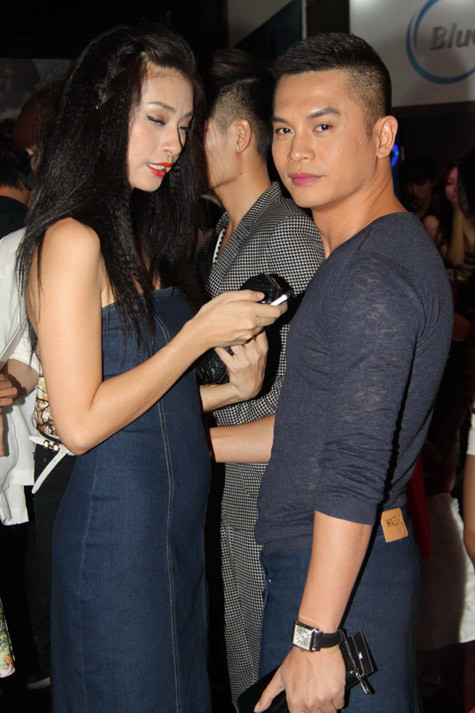 Ngô Thanh Vân: "Chà hôm nay không hẹn mà gặp, Nam Trung lại diện váy 'đụng hàng' với mình nhưng liếc qua là thấy Nam Trung thua đứt mình vòng eo thon rồi nhé!" Ngô Thanh Vân: "Chà hôm nay không hẹn mà gặp, Nam Trung lại diện váy 'đụng hàng' với mình nhưng liếc qua là thấy Nam Trung thua đứt mình vòng eo thon rồi nhé!"