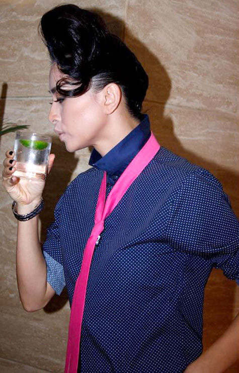 Không hiểu cốc nước này có chất kích thích gì mà nặng thế, Vân chưa kịp thưởng thức, mới để gần miệng thôi mà mắt đã lờ đờ như gà mơ ngủ rồi!!! Không hiểu cốc nước này có chất kích thích gì mà nặng thế, Vân chưa kịp thưởng thức, mới để gần miệng thôi mà mắt đã lờ đờ như gà mơ ngủ rồi!!!