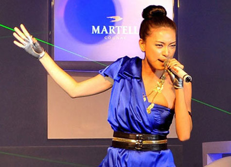 Phong cách găng tay hở ngón thì ra được bắt nguồn từ Ngô Thanh Vân? Phong cách găng tay hở ngón thì ra được bắt nguồn từ Ngô Thanh Vân?