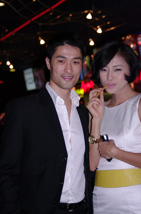 Đang định ăn bánh, phóng viên ùa đến, Vân khá nhanh tay làm điệu với kiểu môi chúm chím! Đang định ăn bánh, phóng viên ùa đến, Vân khá nhanh tay làm điệu với kiểu môi chúm chím!