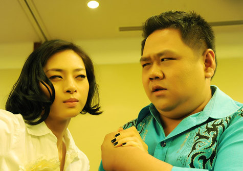 ... À, thì ra cô nàng rất nghiện chơi game "đấu mắt"! Từng vô địch nhiều năm liền trong giới nghệ sĩ đấy nhé!! ... À, thì ra cô nàng rất nghiện chơi game "đấu mắt"! Từng vô địch nhiều năm liền trong giới nghệ sĩ đấy nhé!!