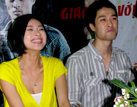 Trong khi Ngô Thanh Vân tiếp tục "câu" paparazzi với nụ cười độc đáo của mình, thì Johnny Trí Nguyễn lại phủi tay: "Bớt cười chút đi em, mím môi chúm chím cũng hay mà!" Trong khi Ngô Thanh Vân tiếp tục "câu" paparazzi với nụ cười độc đáo của mình, thì Johnny Trí Nguyễn lại phủi tay: "Bớt cười chút đi em, mím môi chúm chím cũng hay mà!"