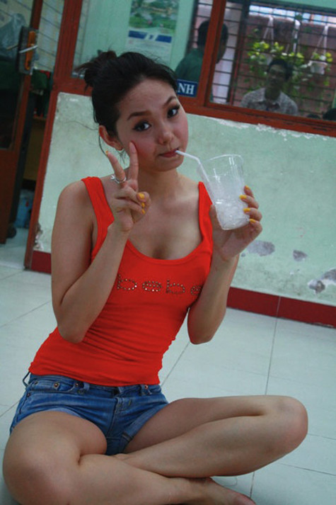 "Chụp xong chưa em? Chị uống hết sạch nước rồi đó!!!"