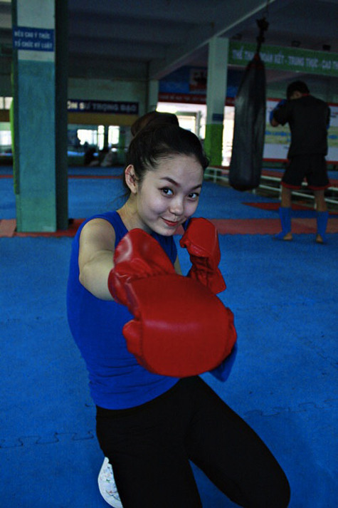 Mới tập tành đấm bốc nhưng Minh Hằng đã thích thách đấu mọi người...