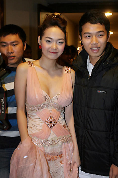 Với tấm ảnh này, có lẽ paparazzi sẽ bị khiển trách khi lỡ làm lộ mắt bồ câu con bay con đậu, mắt ngủ mắt thức của Minh Hằng!!!