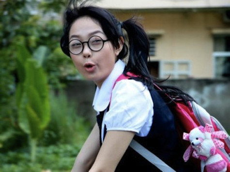 "Trông em giống em gái Harry Potter không? Mà cái kính này chưa đủ độ của em thì phải, soi anh trai kia mà nhíu mắt mãi không ra!"