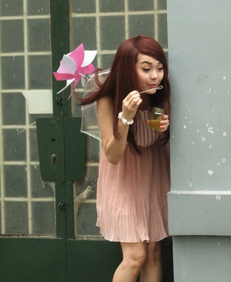 Trước giờ quay quảng cáo son môi, Minh Hằng phải "tập tạ" cho đôi môi thêm dày và quyến rũ bằng cách... thổi bong bóng!!!