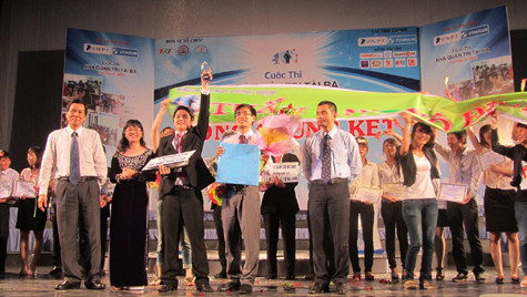 Nhà Quản Trị Tài Ba xuất sắc nhất năm 2012, Lê Tuấn Anh nhận giải. Nhà Quản Trị Tài Ba xuất sắc nhất năm 2012, Lê Tuấn Anh nhận giải.