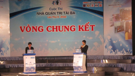 Hai thí sinh xuất sắc cuối cùng đang thể hiện phần thi Phản biện. Hai thí sinh xuất sắc cuối cùng đang thể hiện phần thi Phản biện.