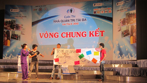 Cuộc thi chung kết Nhà Quản Trị Tài Ba 2012 có 6 sinh viên xuất sắc tranh tài ở ba vòng thi tư duy, sáng tạo và bản lĩnh. Với những nội dung liên quan đến ngành nghề kinh doanh như : Viết ý tưởng kinh doanh, phân tích ý tưởng kinh doanh, xây dựng ý tưởng kinh doanh. Ngoài ra còn có một số phần thi như hùng biện , trả lời phản biện từ Ban giám khảo cuộc thi. Cuộc thi chung kết Nhà Quản Trị Tài Ba 2012 có 6 sinh viên xuất sắc tranh tài ở ba vòng thi tư duy, sáng tạo và bản lĩnh. Với những nội dung liên quan đến ngành nghề kinh doanh như : Viết ý tưởng kinh doanh, phân tích ý tưởng kinh doanh, xây dựng ý tưởng kinh doanh. Ngoài ra còn có một số phần thi như hùng biện , trả lời phản biện từ Ban giám khảo cuộc thi.