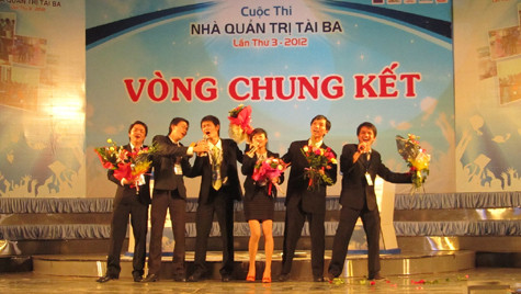 Trải qua các vòng thi gay cấn cùng với 5 thí sinh khác, bạn Lê Tuấn Anh ( K43 Quản trị kinh doanh tổng hợp – ĐH Kinh tế Huế ) đã dành được giải nhất với phần thưởng là Cúp, giấy chứng nhận, 1 học bổng tiếng anh, 1 thẻ ATM Eximbank trị giá 10 triệu đồng, 1 máy tính xách tay và nhiều quà tặng khác từ Ban tổ chức. Trải qua các vòng thi gay cấn cùng với 5 thí sinh khác, bạn Lê Tuấn Anh ( K43 Quản trị kinh doanh tổng hợp – ĐH Kinh tế Huế ) đã dành được giải nhất với phần thưởng là Cúp, giấy chứng nhận, 1 học bổng tiếng anh, 1 thẻ ATM Eximbank trị giá 10 triệu đồng, 1 máy tính xách tay và nhiều quà tặng khác từ Ban tổ chức.