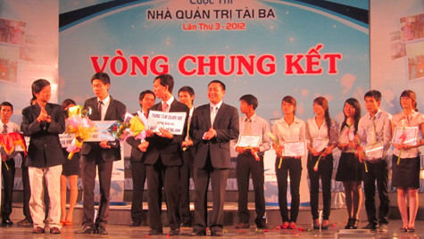 Hai thí sinh đạt giải ba nhận giải từ Ban tổ chức. Hai thí sinh đạt giải ba nhận giải từ Ban tổ chức.