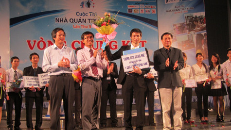 Về nhì cuộc thi là Nguyễn Quốc Dũng ( K43 QTKD Maketting – ĐHKT Huế ). Về nhì cuộc thi là Nguyễn Quốc Dũng ( K43 QTKD Maketting – ĐHKT Huế ).