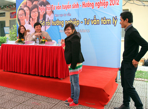 Khi nữ sinh viên hỏi về việc có nên thi lại ngành mình thích không, chuyên gia tâm lý đã bảo bạn mặc chiếc áo của người bên cạnh và nói cảm giác của mình, từ đó liên hệ đến ngành học khiến học sinh cảm thấy thích thú. Ảnh: Kiều Trinh. Khi nữ sinh viên hỏi về việc có nên thi lại ngành mình thích không, chuyên gia tâm lý đã bảo bạn mặc chiếc áo của người bên cạnh và nói cảm giác của mình, từ đó liên hệ đến ngành học khiến học sinh cảm thấy thích thú. Ảnh: Kiều Trinh.