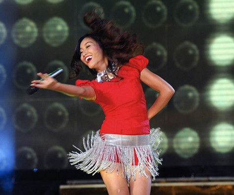 Đi xem show của Đoan Trang chắc nên được tặng kèm mũ bảo hiểm. Phòng những trường hợp cô nàng nhảy quá sung, quăng luôn cả micro về khán giả! Đi xem show của Đoan Trang chắc nên được tặng kèm mũ bảo hiểm. Phòng những trường hợp cô nàng nhảy quá sung, quăng luôn cả micro về khán giả!