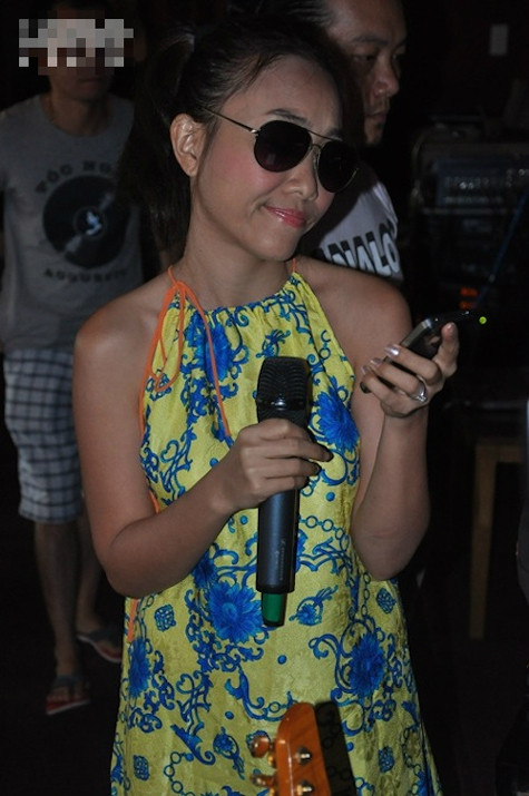 Cái máy này khó sử dụng thật, có ai biết chỉnh độ sáng màn hình không, chỉ cho Trang với. Không cứ phải đeo cái kính râm kè kè bên cạnh cho đỡ loá mắt! Cái máy này khó sử dụng thật, có ai biết chỉnh độ sáng màn hình không, chỉ cho Trang với. Không cứ phải đeo cái kính râm kè kè bên cạnh cho đỡ loá mắt!