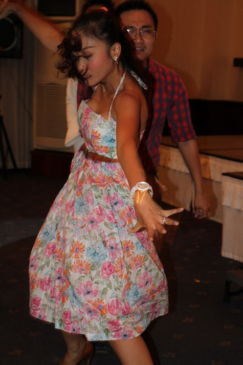 Nhạc lại nổi lên, và "bản chất" của nàng Socola bắt đầu lộ diện... Nhạc lại nổi lên, và "bản chất" của nàng Socola bắt đầu lộ diện...