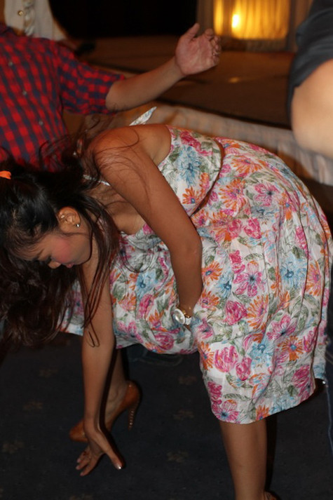 Hình như Đoan Trang đang dạy bạn bè mình cách nhảy kết hợp giữa nhạc dance và yoga uốn dẻo thì phải? Hình như Đoan Trang đang dạy bạn bè mình cách nhảy kết hợp giữa nhạc dance và yoga uốn dẻo thì phải?