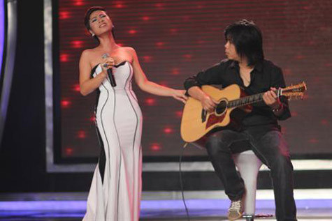 Uyên Linh phiêu tới mức nghiêng ngả, khiến anh nhạc công lo lắng: Phiêu thế kia có "đỡ" nổi không hả em? Uyên Linh phiêu tới mức nghiêng ngả, khiến anh nhạc công lo lắng: Phiêu thế kia có "đỡ" nổi không hả em?