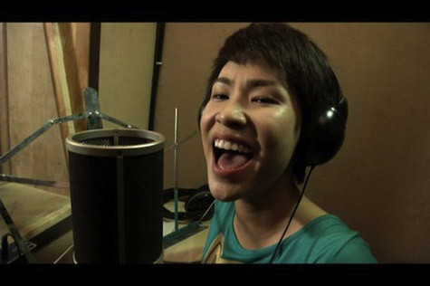 Có lẽ ít người biết, Uyên Linh phải tốn khá nhiều tiền thuốc chống sưng hàm, sau mỗi lần thu âm với cái miệng... nhét vừa chiếc cốc! Có lẽ ít người biết, Uyên Linh phải tốn khá nhiều tiền thuốc chống sưng hàm, sau mỗi lần thu âm với cái miệng... nhét vừa chiếc cốc!