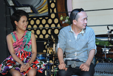 Uyên Linh đang dè bỉu ai mà trông đanh đá thế kia! Uyên Linh đang dè bỉu ai mà trông đanh đá thế kia!