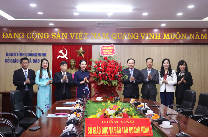 Ông Nguyễn Xuân Ký - Bí thư Tỉnh ủy Quảng Ninh tặng hoa chúc mừng đội ngũ cán bộ, công chức, viên chức Sở Giáo dục và Đào tạo tỉnh (Ảnh: BQN) Ông Nguyễn Xuân Ký - Bí thư Tỉnh ủy Quảng Ninh tặng hoa chúc mừng đội ngũ cán bộ, công chức, viên chức Sở Giáo dục và Đào tạo tỉnh (Ảnh: BQN)
