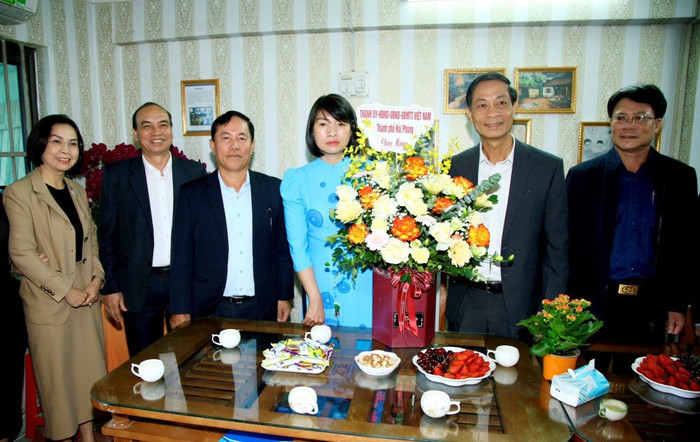 Cô giáo Phạm Thị Thu Thoa được đại diện các cấp thành phố Hải Phòng tặng hoa chúc mừng nhân dịp kỷ niệm 41 năm Ngày nhà giáo Việt Nam (Ảnh: NVCC) Cô giáo Phạm Thị Thu Thoa được đại diện các cấp thành phố Hải Phòng tặng hoa chúc mừng nhân dịp kỷ niệm 41 năm Ngày nhà giáo Việt Nam (Ảnh: NVCC)