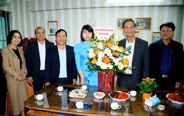 Cô giáo Phạm Thị Thu Thoa được đại diện các cấp thành phố Hải Phòng tặng hoa chúc mừng nhân dịp kỷ niệm 41 năm Ngày nhà giáo Việt Nam (Ảnh: NVCC)