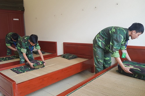 Các học sinh được rèn luyện tính tự lập, gấp nội vụ vào buổi sáng Các học sinh được rèn luyện tính tự lập, gấp nội vụ vào buổi sáng