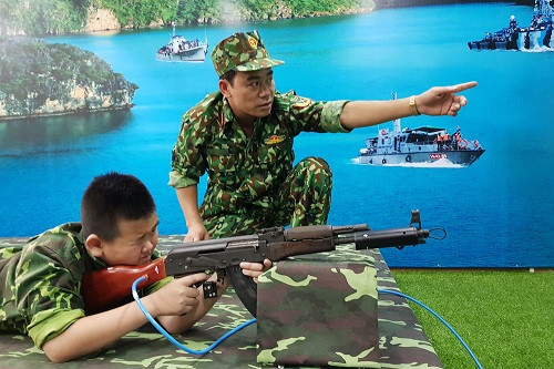 Học sinh được thực hành tập ngắm bắn Học sinh được thực hành tập ngắm bắn