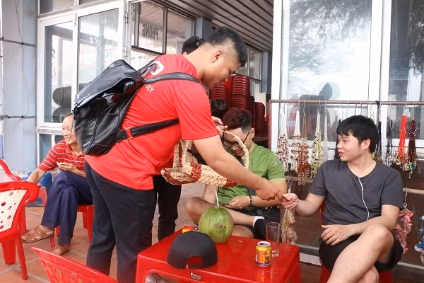 Các học sinh, sinh viên tình nguyện đi phát bao cao su miễn phí tại bãi biển