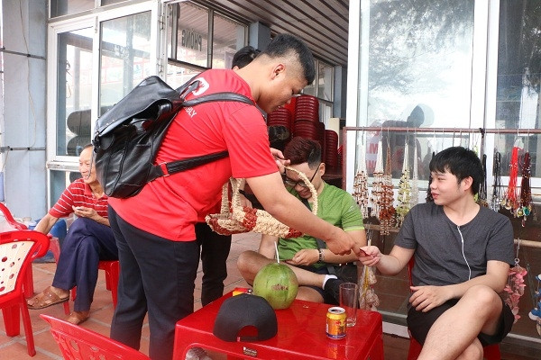 Các học sinh, sinh viên tình nguyện đi phát bao cao su miễn phí tại bãi biển Các học sinh, sinh viên tình nguyện đi phát bao cao su miễn phí tại bãi biển