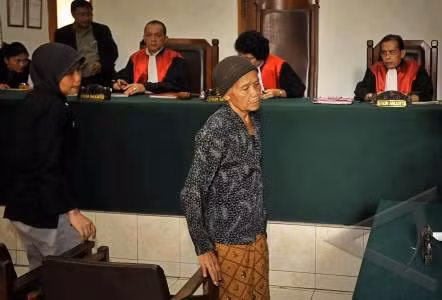 Phiên tòa xử tất cả những người có mặt tại tòa vì để một bà già nghèo đói đi ăn cắp.